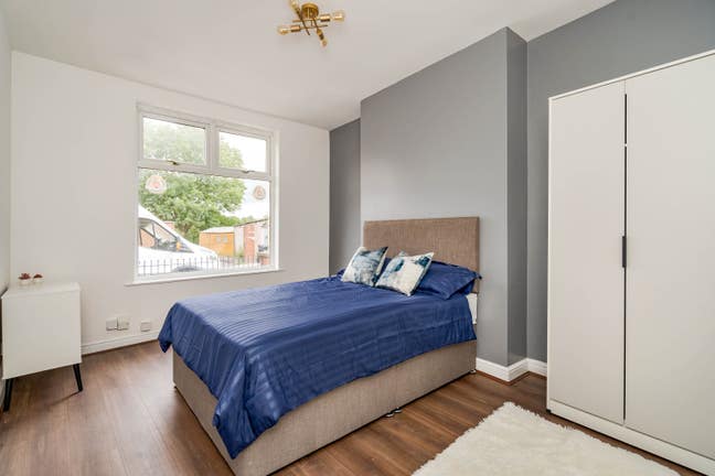 Newly refurbished room close to town Main Photo