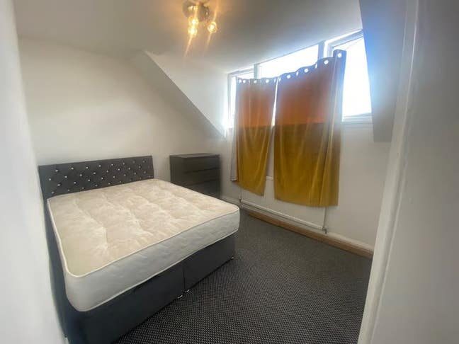 Spacious Single Room for Rent in 2 Bed Flat – LS9  Main Photo
