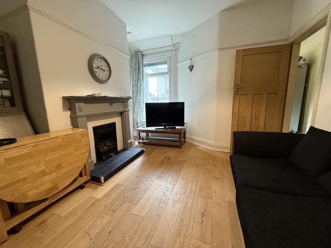 Double Room in a Spacious Beautiful House Main Photo