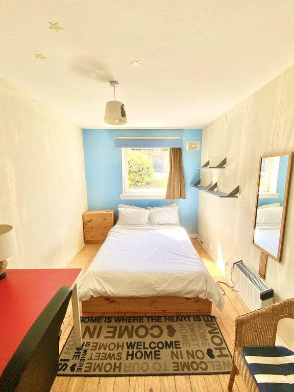 Spacious Double Bedroom by Holyrood Park Main Photo