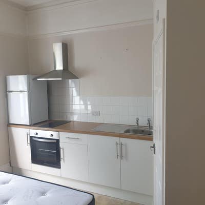 Studio to rent - Walking distance to town centre Main Photo