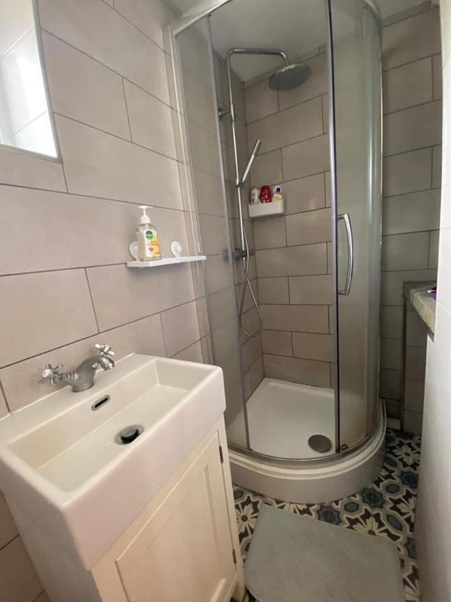 Female-Friendly En-suite. Bills included.  Main Photo