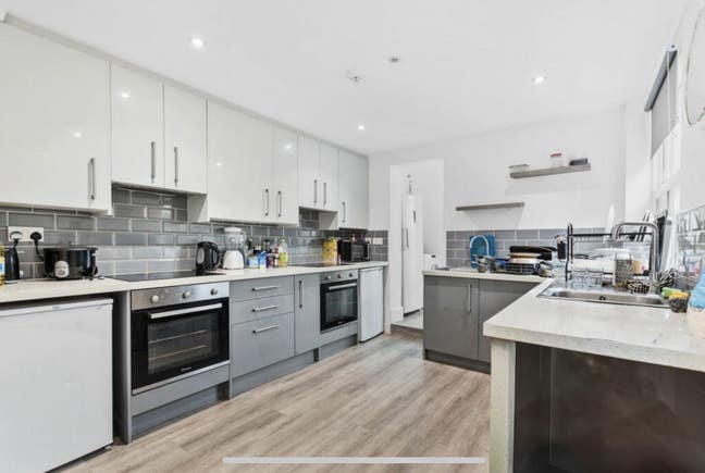 En-Suite Room Available Now - Main Photo