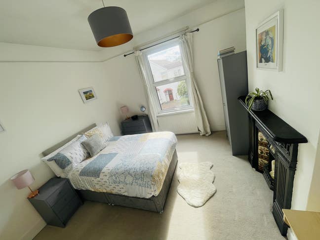 Large clean double room in Byfleet, KT14   Main Photo