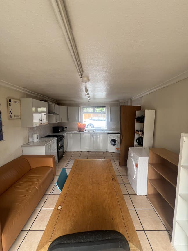 Rooms available in a 6-bed house - B15 Main Photo