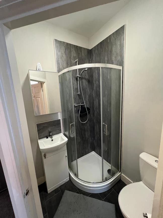 En-Suite Room - DN1 Near Town!!! Main Photo