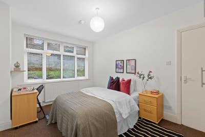 Stunning 6 bedroom house in Winton- No deposit! Main Photo