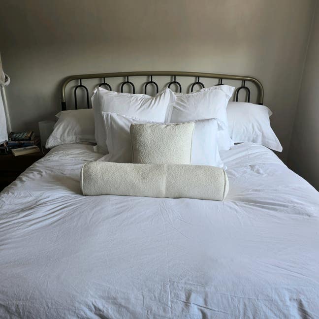 Double bedroom with the main bathroom  Main Photo