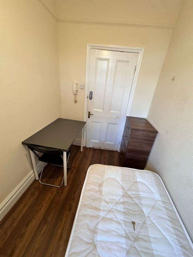 Nice Room for Single( Bills Included) Main Photo