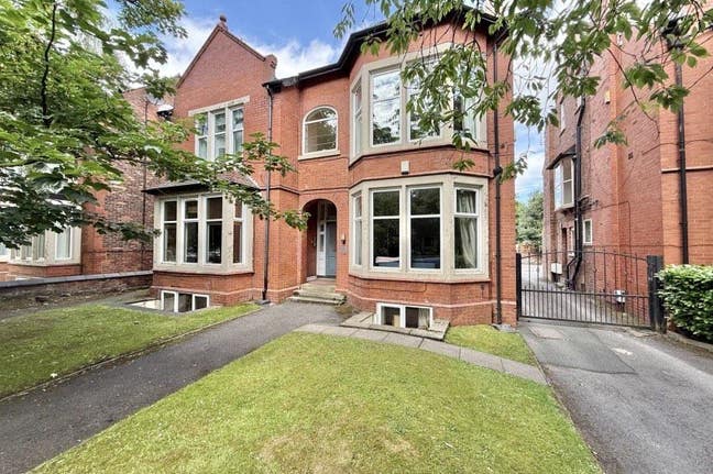 Double bedroom in Didsbury flat - Flatmate wanted! Main Photo