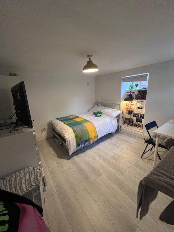 🏡 Spacious double bedroom in sociable share Main Photo