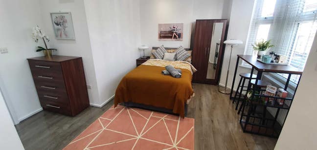 P- Lovely Studio in Queens Park- Book a Viewing Main Photo