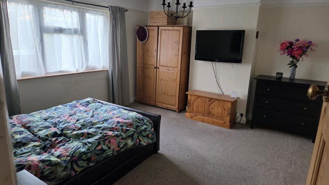 Large double bedroom in beautiful house Main Photo