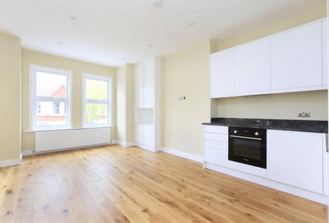 Room available in lovely 3 bed flat - Balham  Main Photo