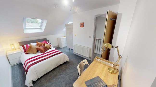Large Double Room available with Parking!  Main Photo