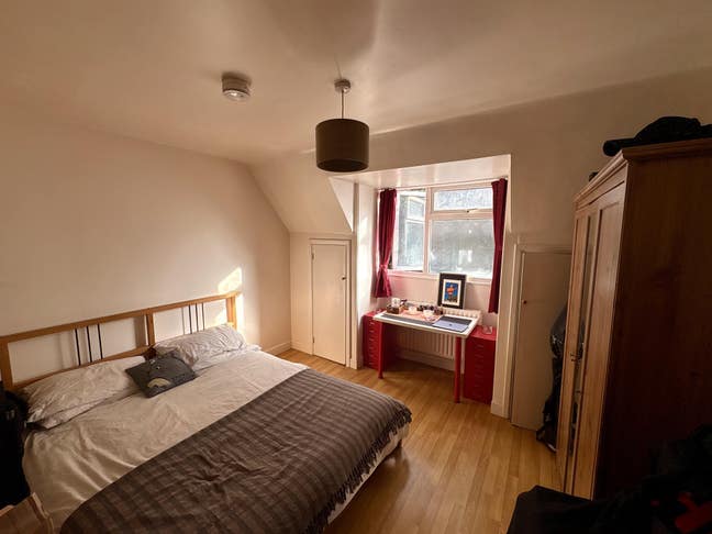 Double Room in 3 story house in Kennington  Main Photo