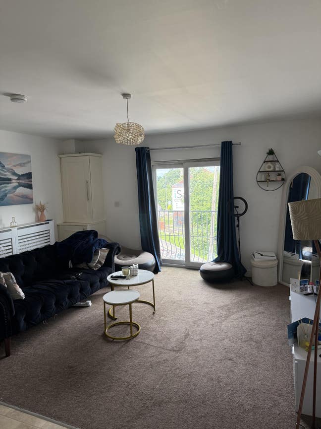Double room  Available- Bills  included  Main Photo