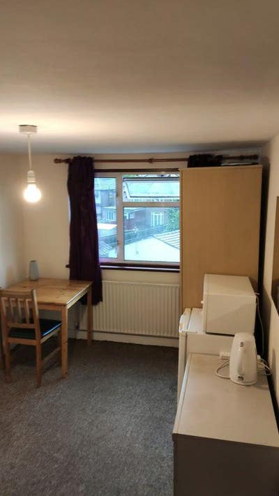 Refurbished Large loft room in hanger lane (w5) Main Photo