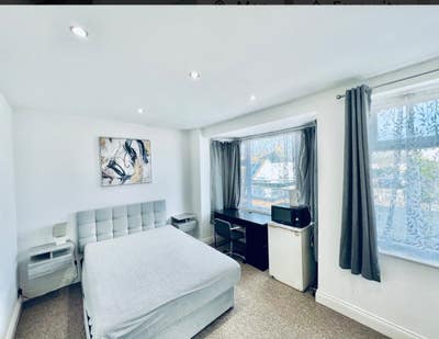 Spacious Double Room in a Homely House Main Photo