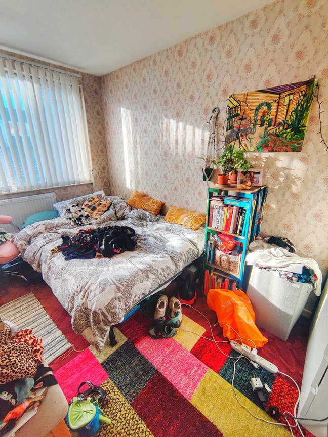 Partially furnished double room Main Photo