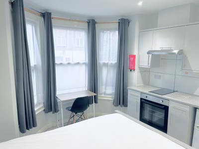 Modern studio flat ***RG1 prime location *** Main Photo