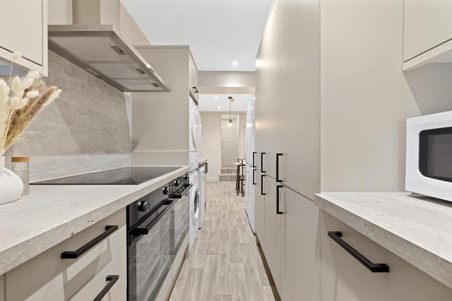 Newly Built Luxurious Rooms In Rochester-12Ca Main Photo