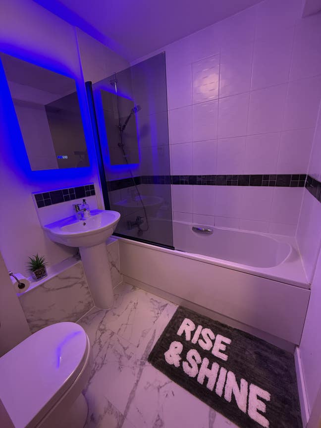 Double room in modern apartment - pop Trinity area Main Photo