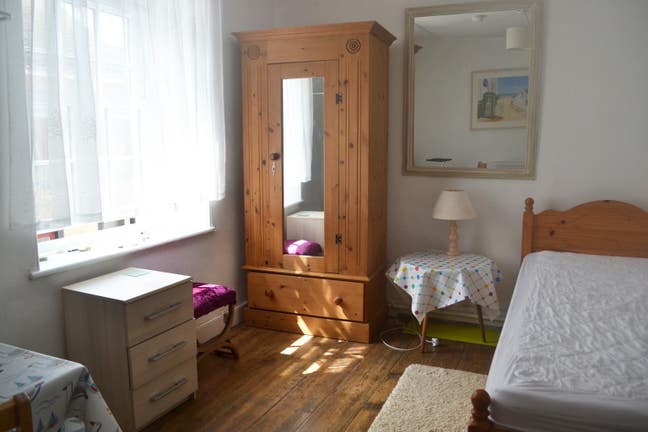Spacious, bright Room near seafront av 20th Sept Main Photo