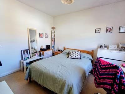 Double room with ensuite available in 3 bed house Main Photo