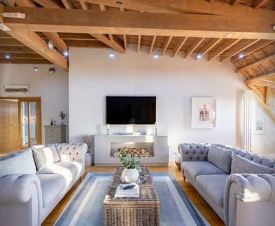 Penthouse Waterfront Apartment in Historic Bldg Main Photo