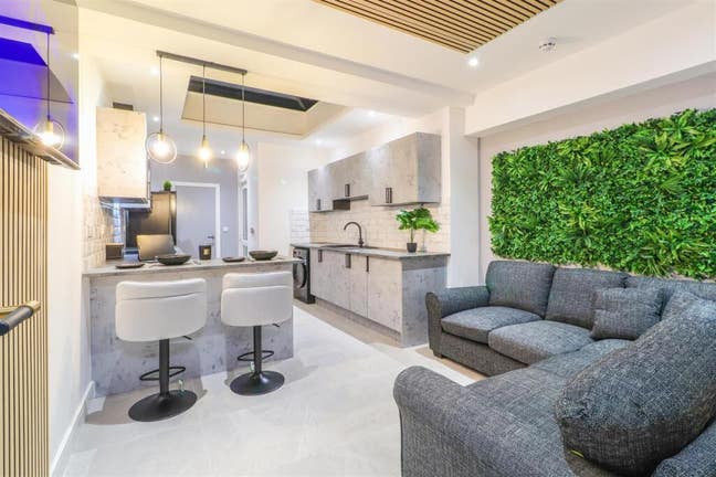 Ensuite Within 10 Min walk to City Center Main Photo