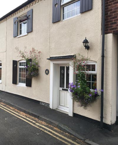 Cosy 2 bed cottage with 2 off street parking space Main Photo