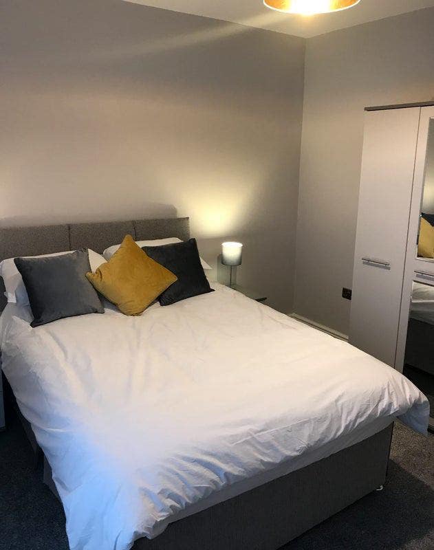 Spacious 1-Bedroom Flat – Town Centre Location Main Photo