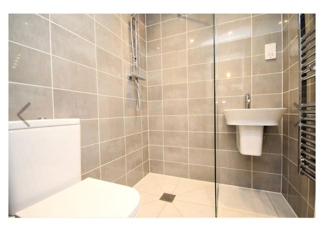 Double room in 2 bed flat Main Photo