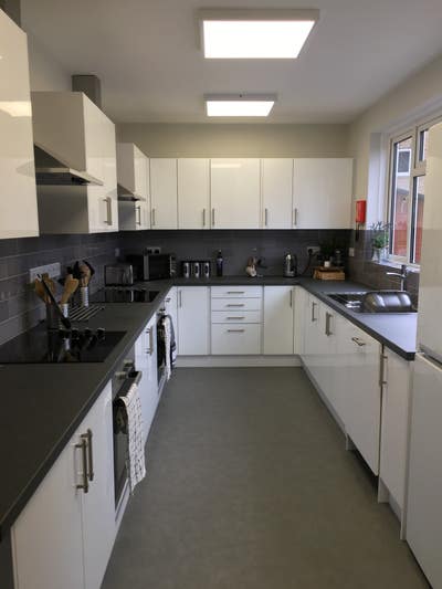 Large spacious double room with en-suite & parking Main Photo