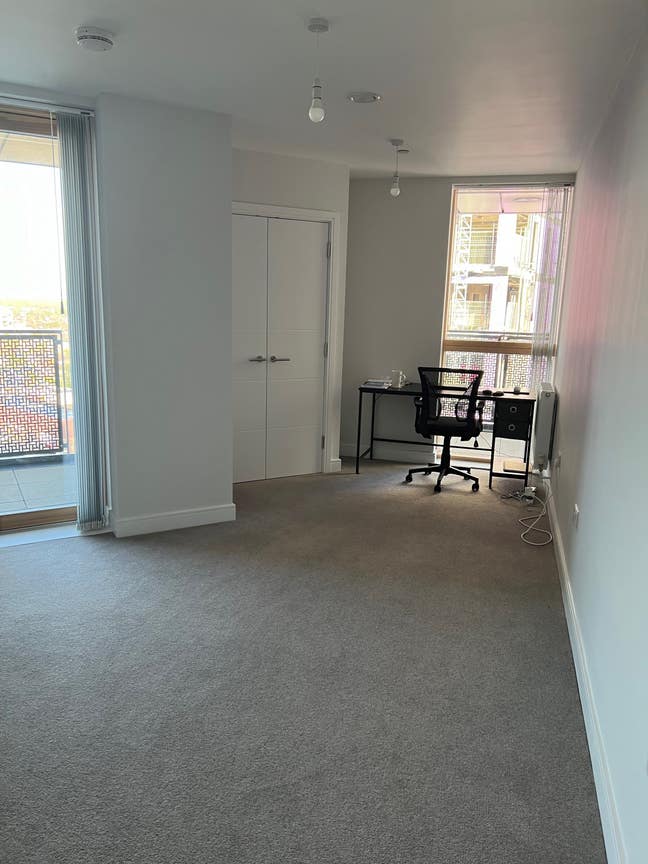 Looking for a flatmate in a beautiful double room  Main Photo