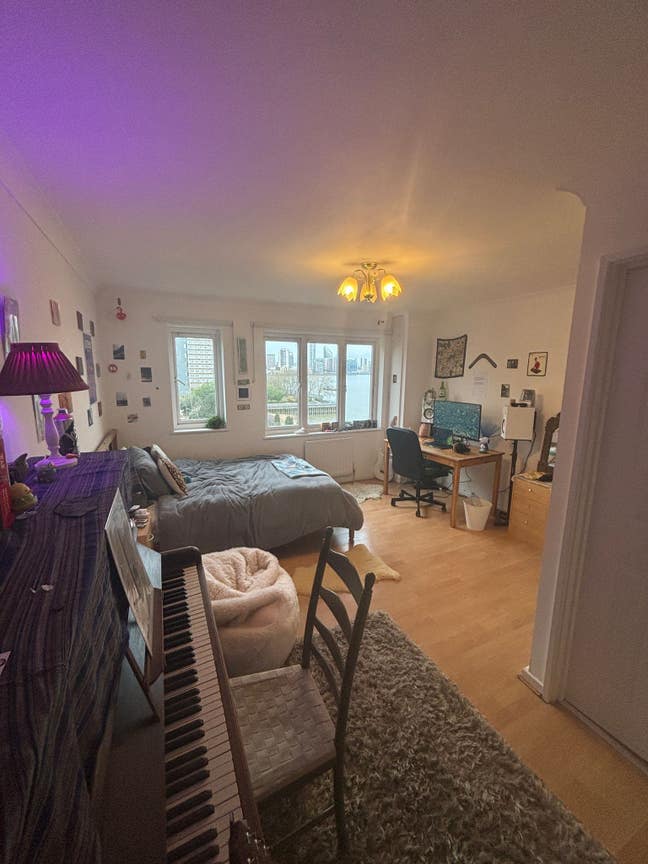 Double En-suite room with 02 Arena view  Main Photo