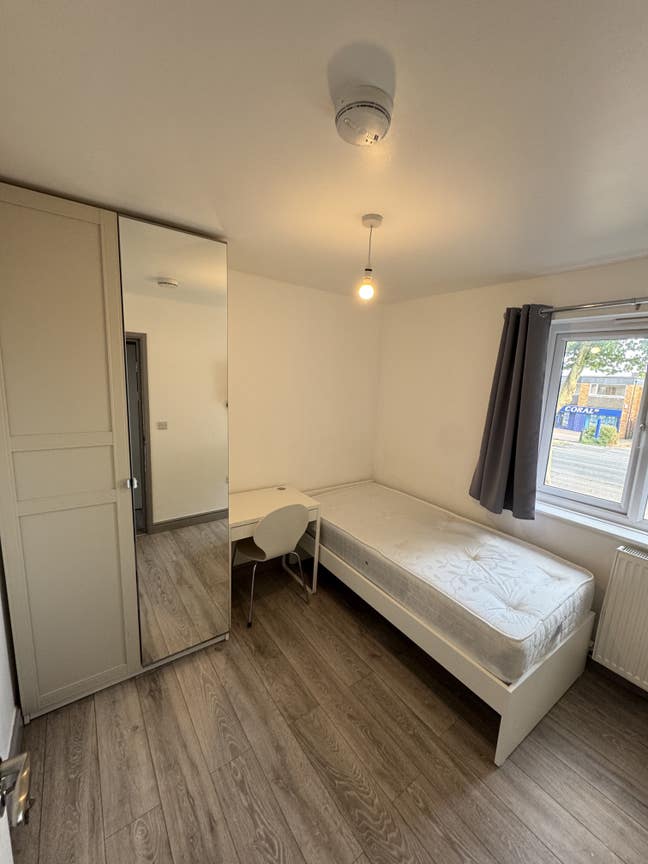 One bedroom in a large and modern share home Main Photo