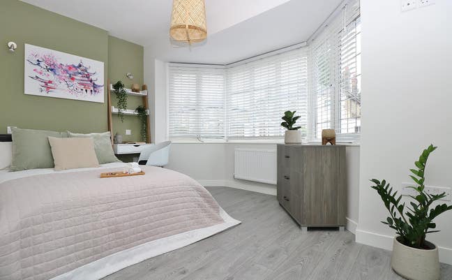 Modern, light and bright Ensuite in East Acton Main Photo