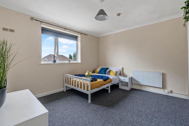 Universal Credit accepted - Newly decorated room Main Photo