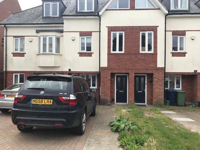 2 Large Double Bedrooms with Parking Main Photo