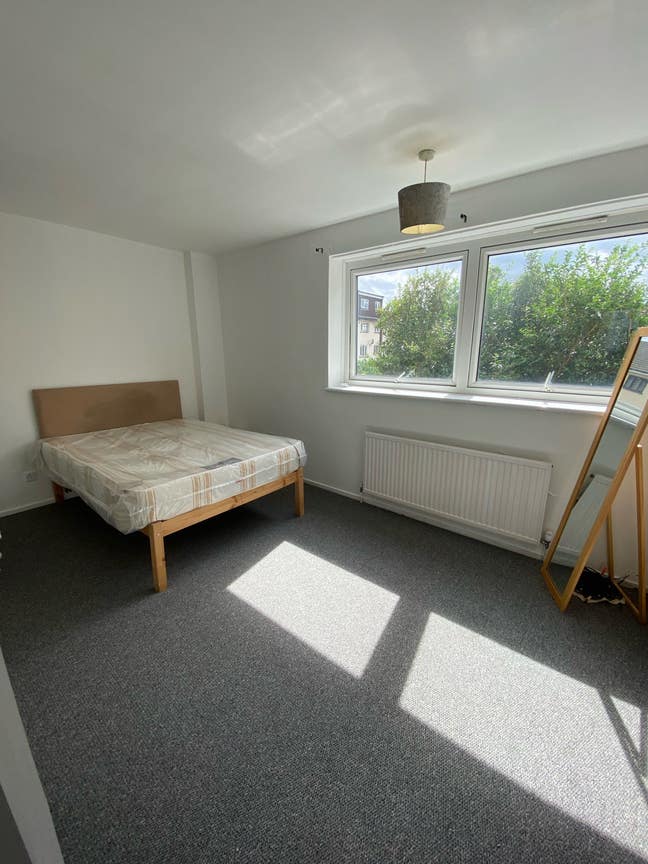 Large double room near DLR Main Photo