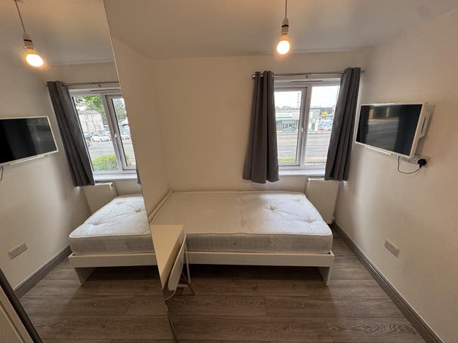 One bedroom in a large and modern share home Main Photo