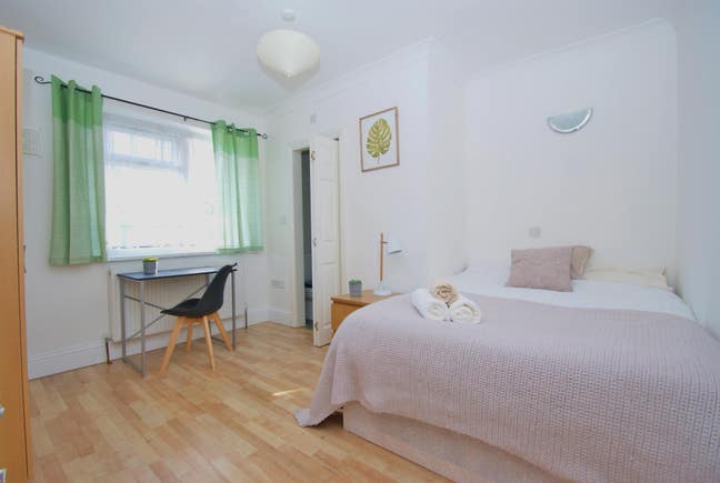 Double cosy Ensuite in East Acton Main Photo
