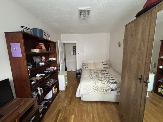 Mon- Fri - Double Room with Separate Bathroom Main Photo
