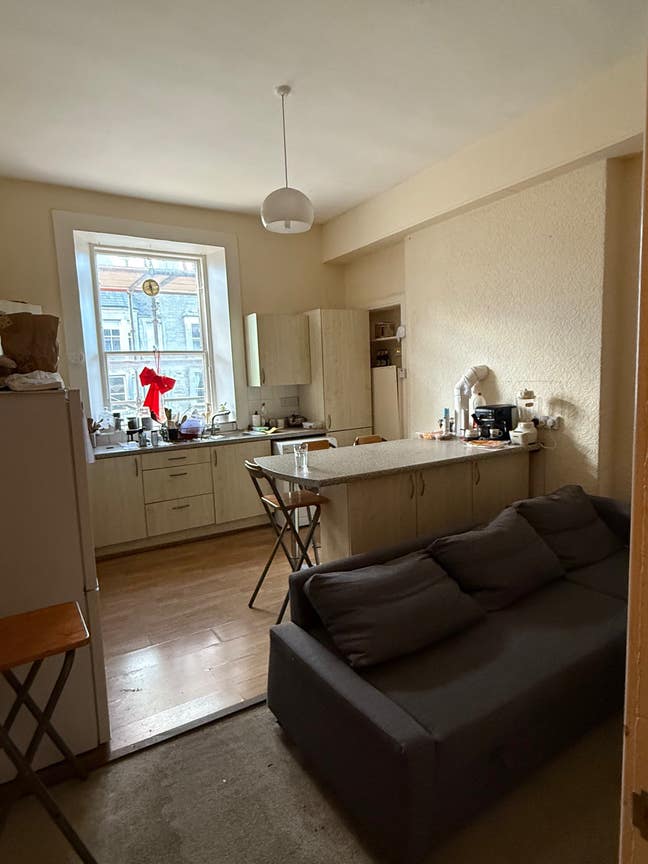 Room in 3 bedroom  Main Photo