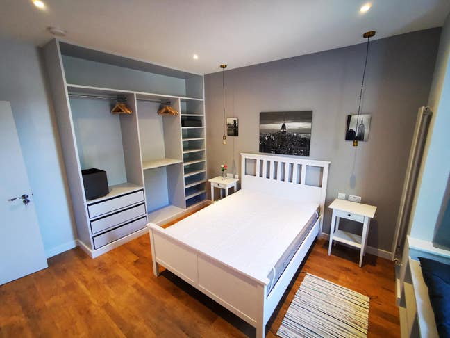 Spacious Double Bedroom with En Suite in a Shared  Main Photo