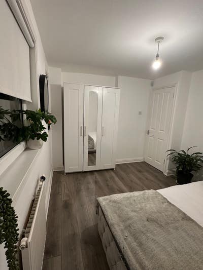 One double bedroom available in a two bedrooms gla Main Photo