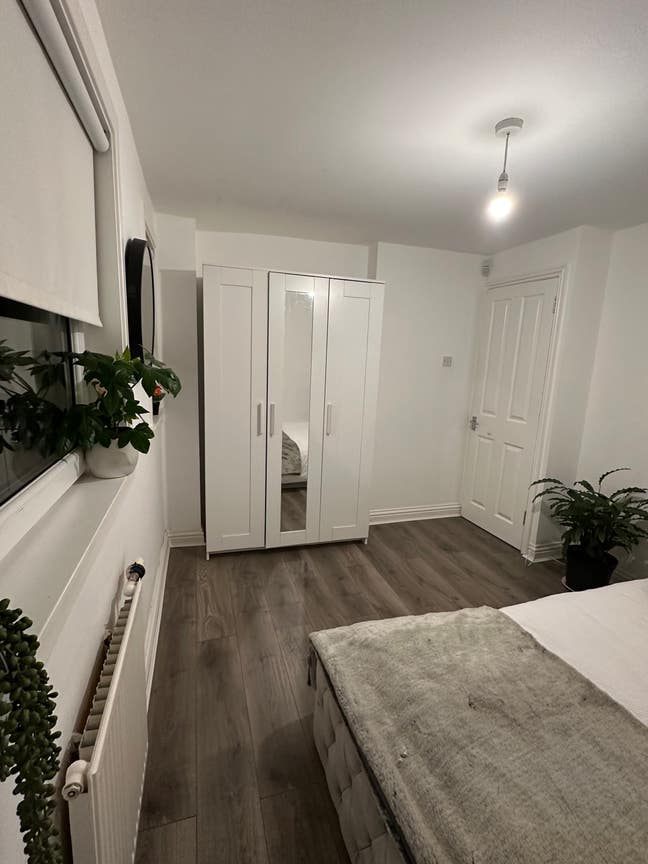 One double bedroom available in a two bedrooms gla Main Photo