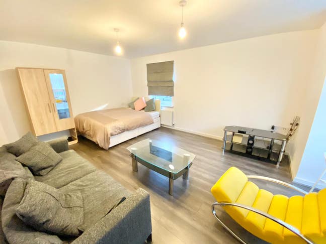 🏠 Extra Spacious Double Room with Private Lounge Main Photo